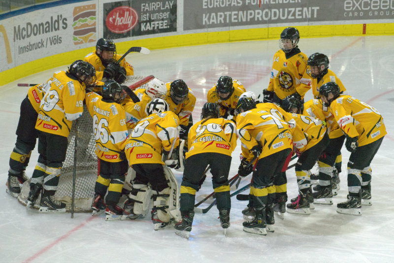 HC-Ferlach Team auf dem Eis mit Trainer